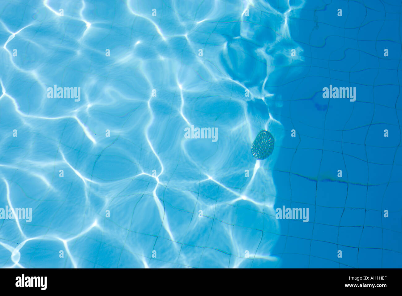 Ondulations dans l'eau d'une piscine Banque D'Images