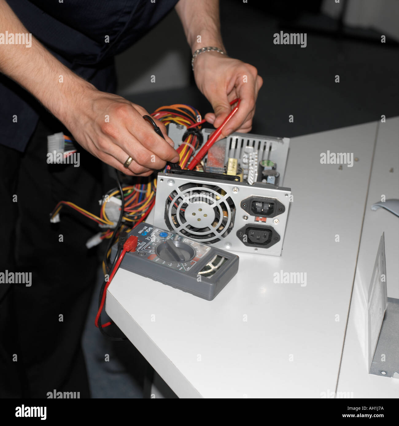 Ingénieur en informatique à l'aide d'un test de haute technologie de la sonde de mesure Banque D'Images