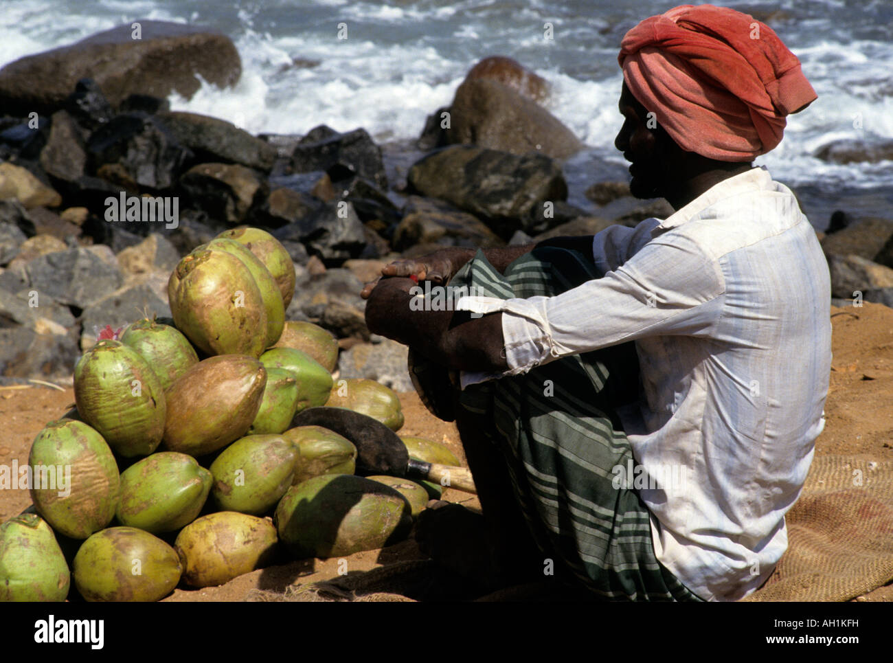 L'Inde du Sud Tamil Nadu Mahabalipuram légende locale ShoreTemple vendeur de noix de coco Banque D'Images