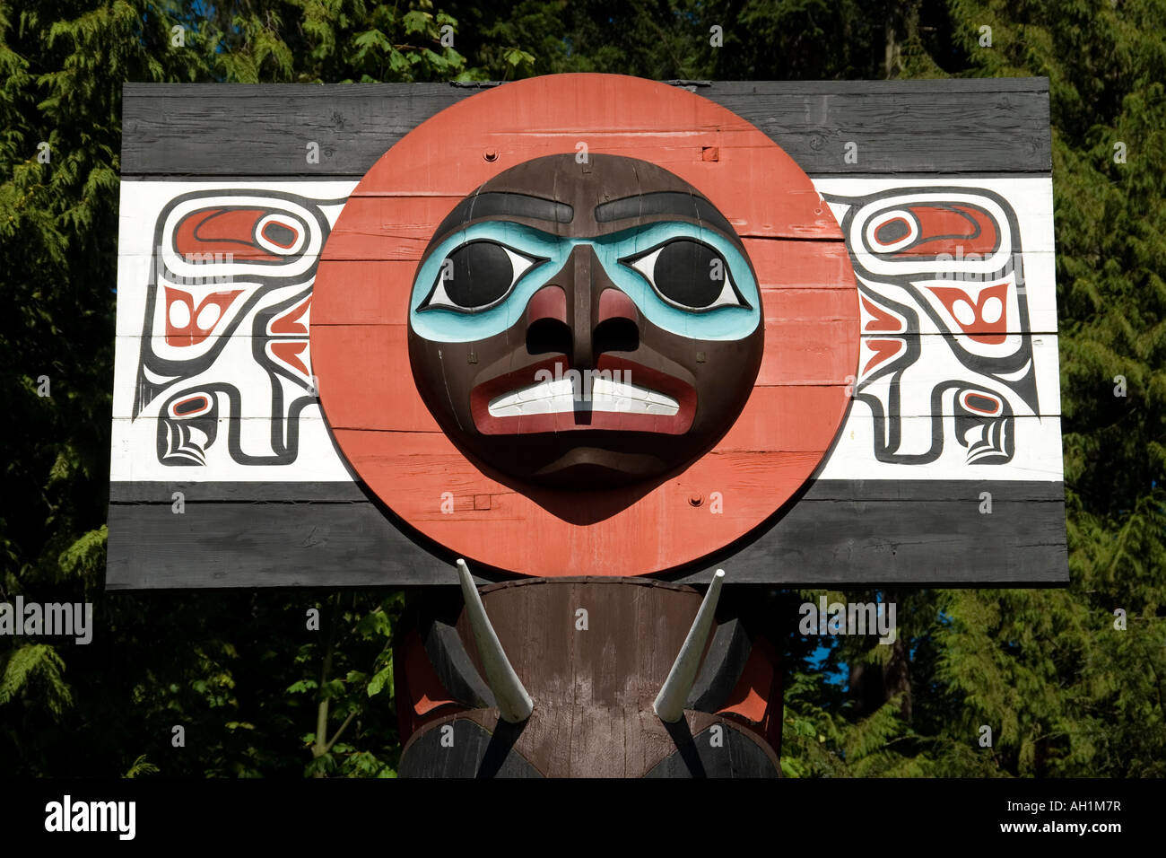Chef Skedans totem mortuaire (1965), de Bill Reid et Werner vrai dans le parc Stanley de Vancouver, Colombie-Britannique, Canada Banque D'Images