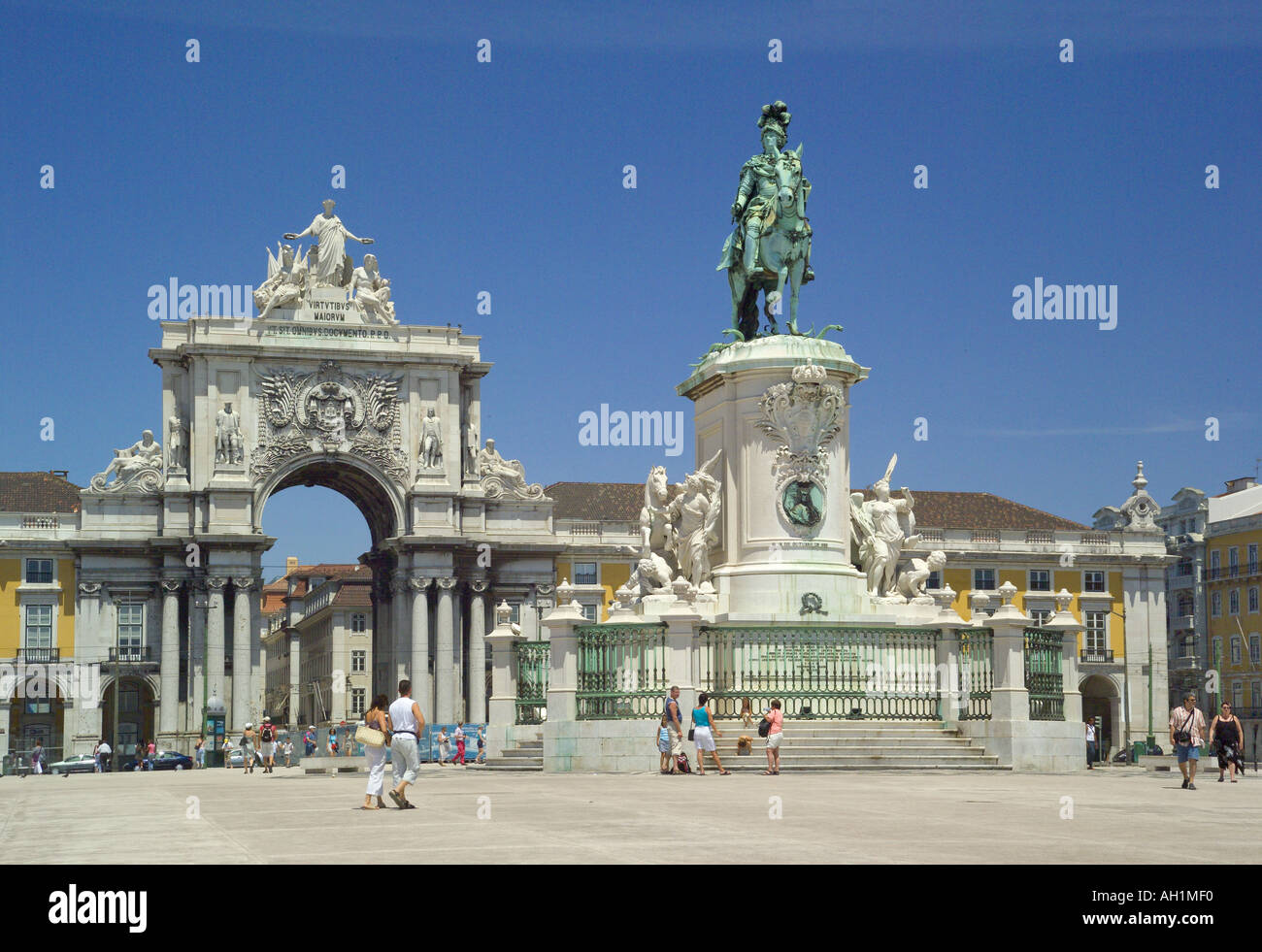 Portugal Lisbonne Praca do Comercio square, la statue de Jose I et de triomphe Banque D'Images