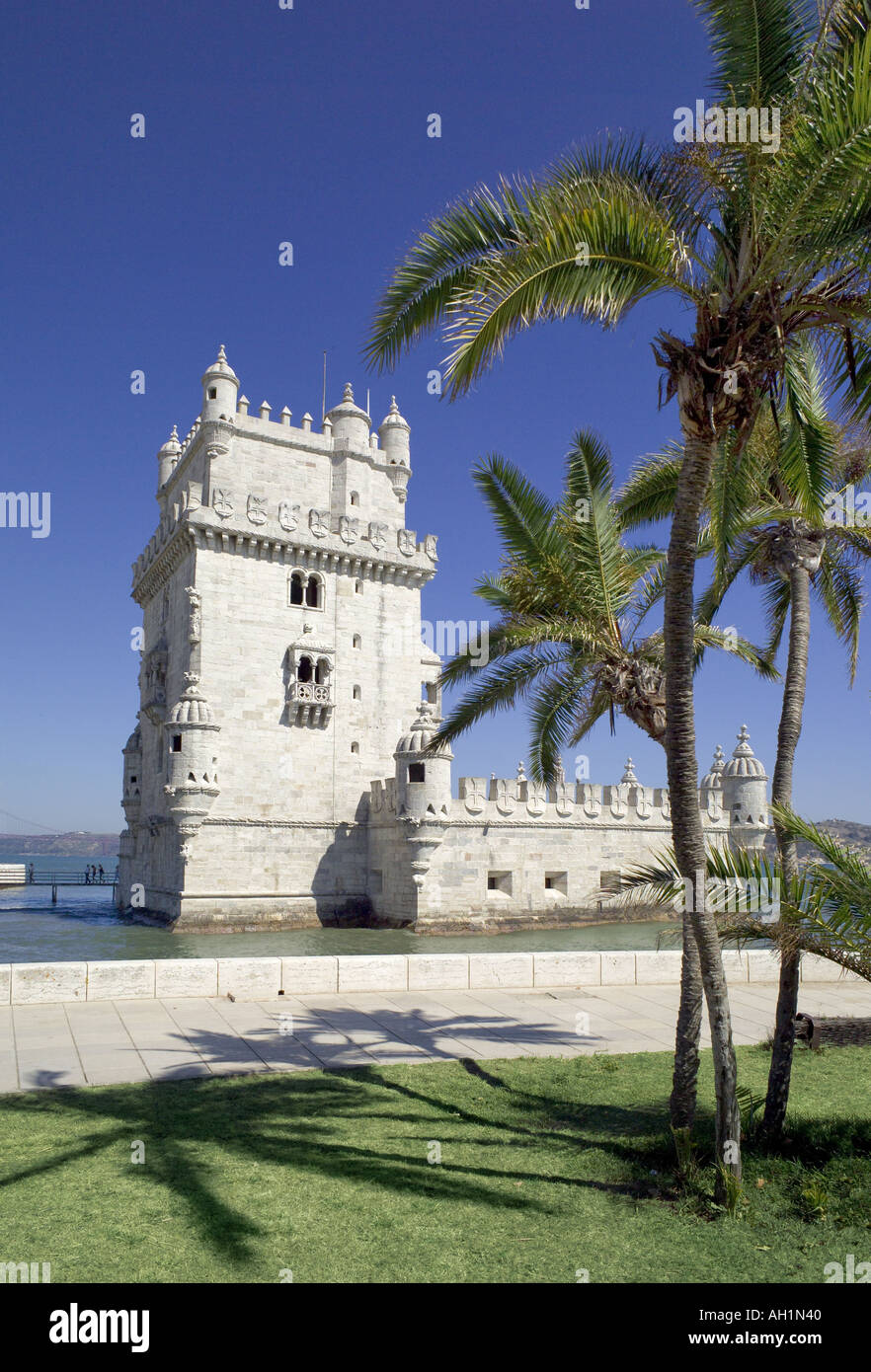 Portugal Lisbonne la tour de Belem sur le fleuve Tejo Banque D'Images