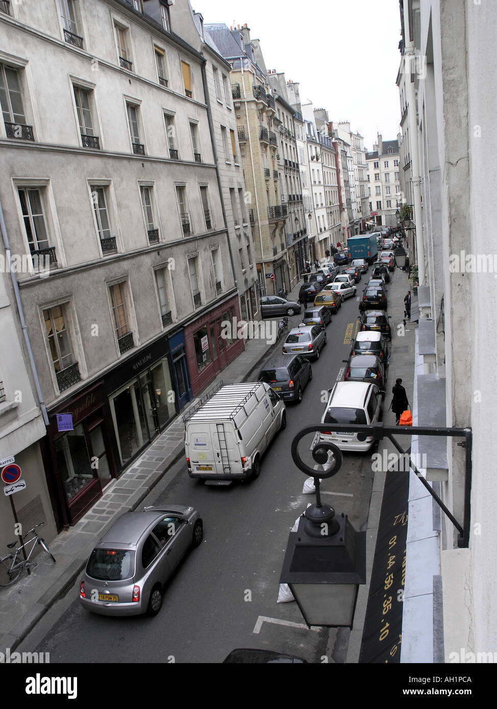 Vue vers le bas d'une rue de Paris Banque D'Images