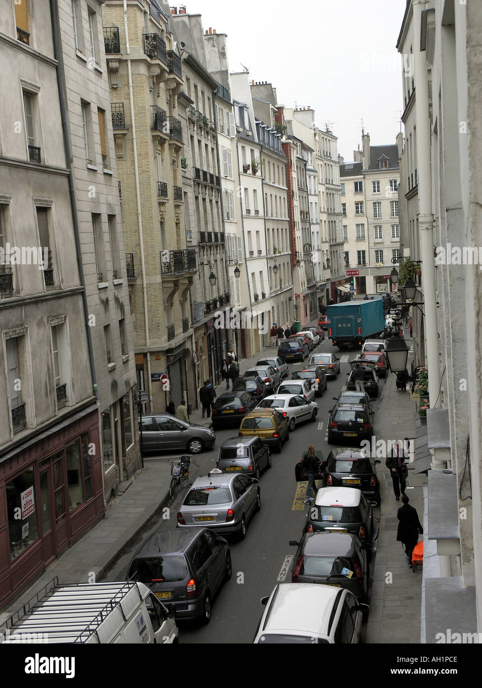 Vue vers le bas d'une rue de Paris Banque D'Images