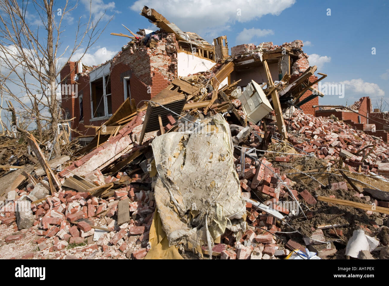 Une maison construite en briques cassées des tornades et de Greensburg, Kansas, États-Unis, après l'énorme tornade killer le 4 mai 2007 Banque D'Images