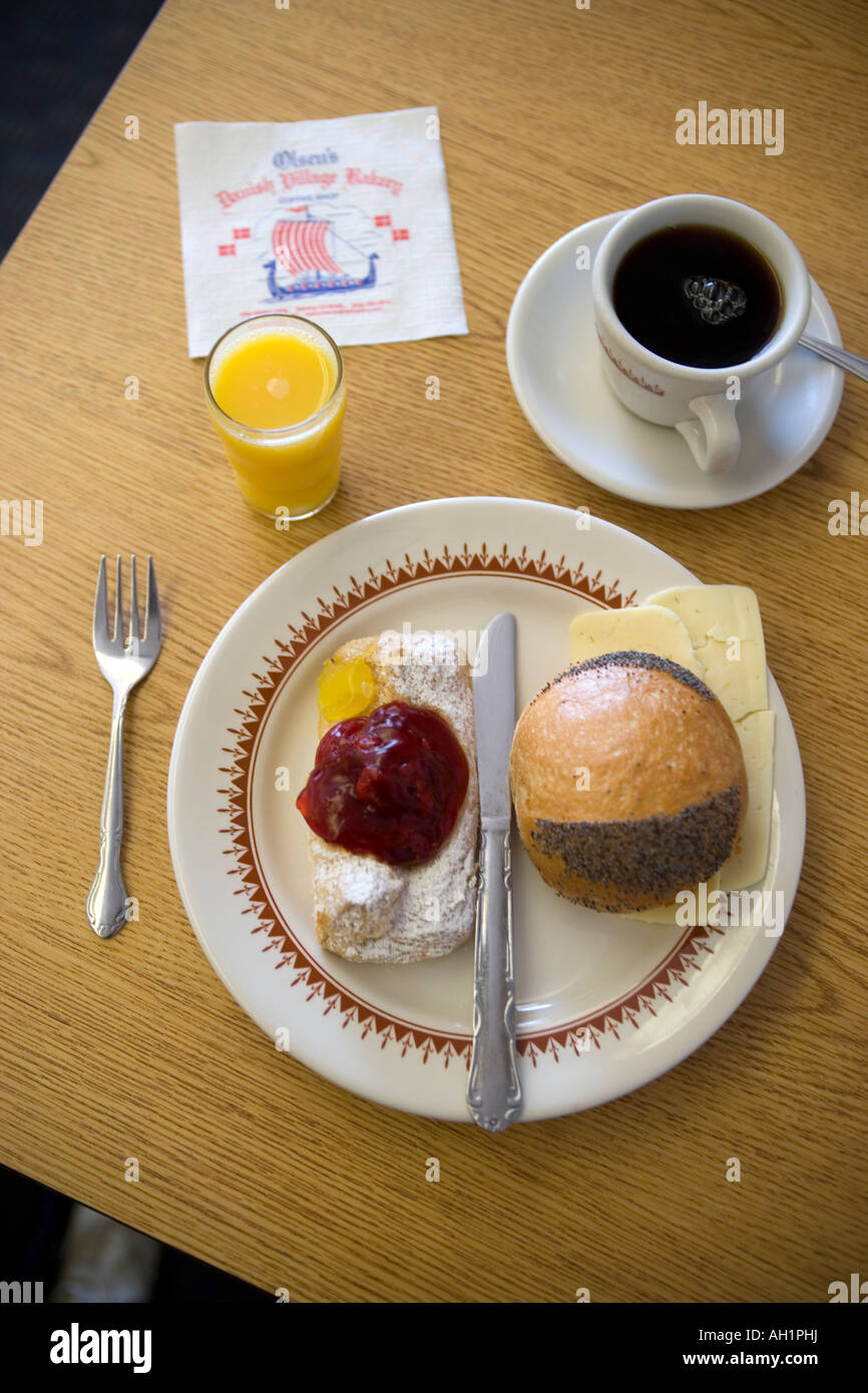 Petit-déjeuner à Olsens Boulangerie dans la ville danoise de Solvang Californie Banque D'Images