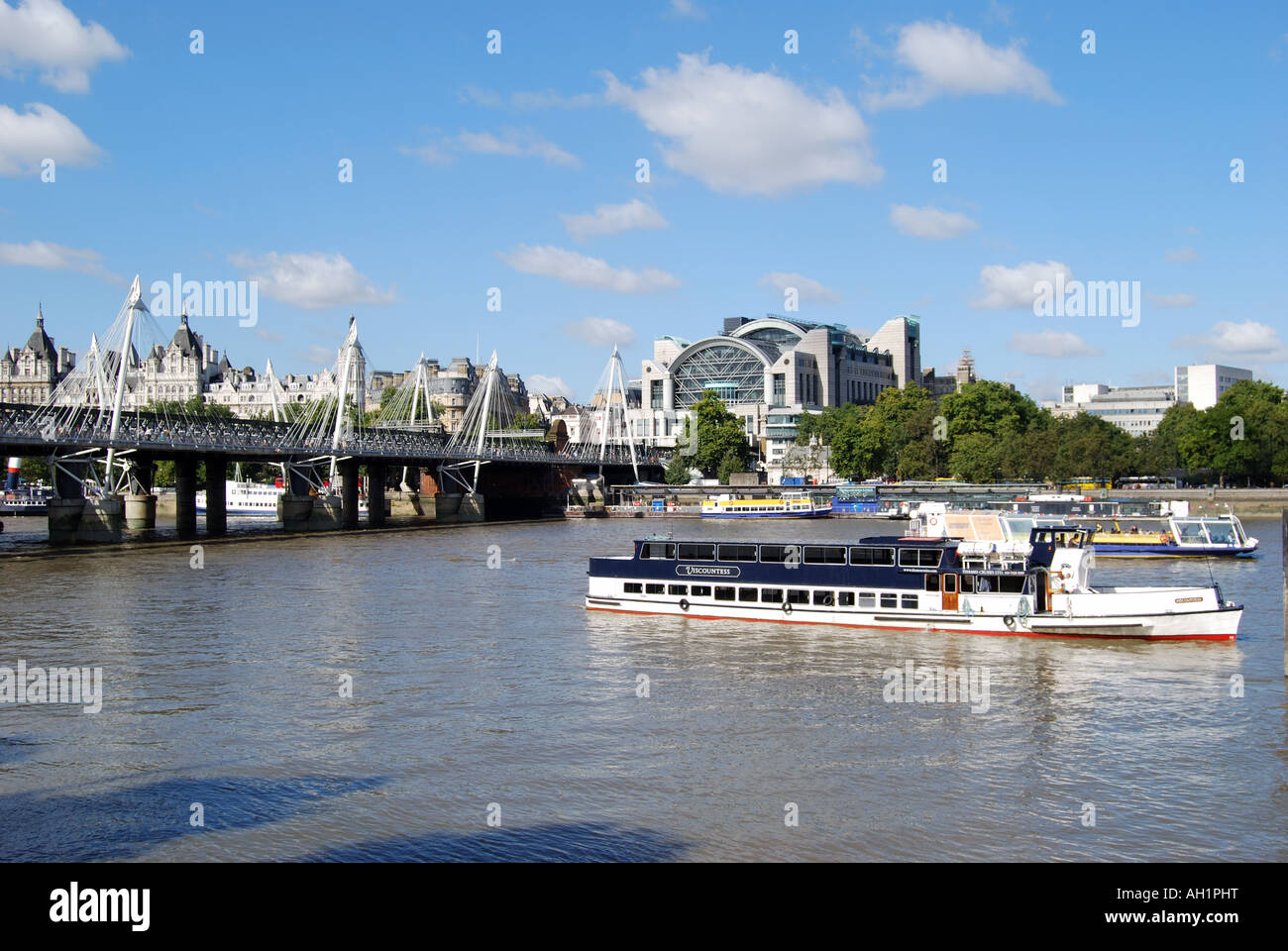 Hungerford Bridge et Golden Jubilee passerelle pour piétons à travers Tamise, London Borough of Lambeth, Greater London, Angleterre, Royaume-Uni Banque D'Images