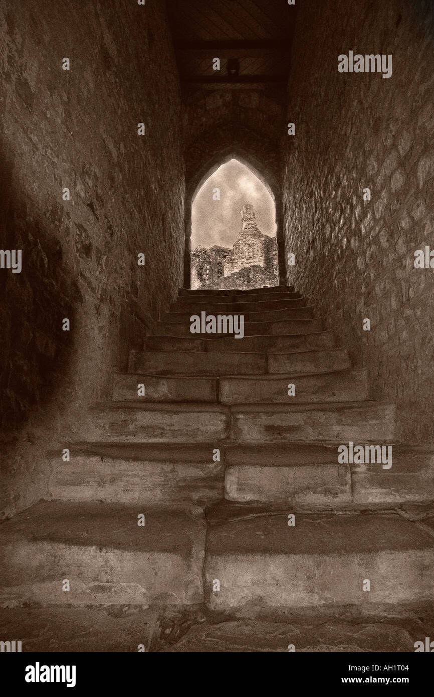 Jusqu'à l'escalier au château de Chepstow, vers la ville de Chepstow Wales Royaume-Uni Royaume-Uni Grande-bretagne Monmouthshire Banque D'Images