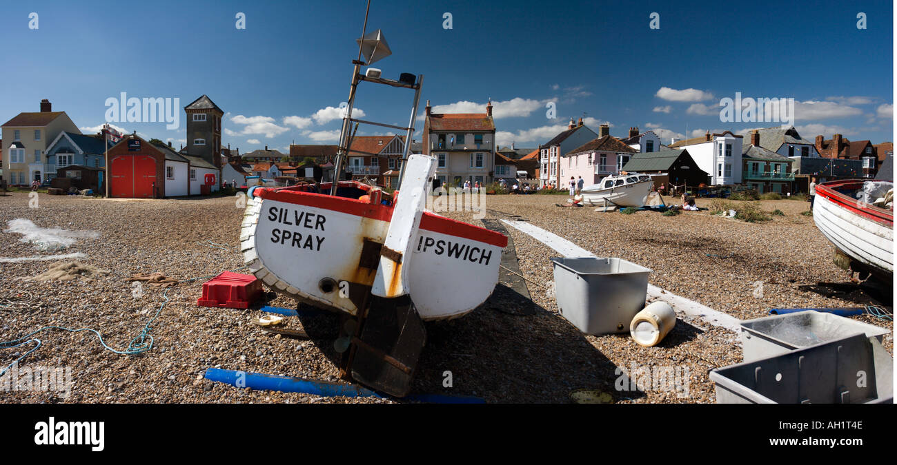 Vieille bateaux de pêche sur la plage à Aldeburgh, dans le Suffolk, À L'ancienne station de sauvetage de la RNLI EN ARRIÈRE-PLAN Banque D'Images