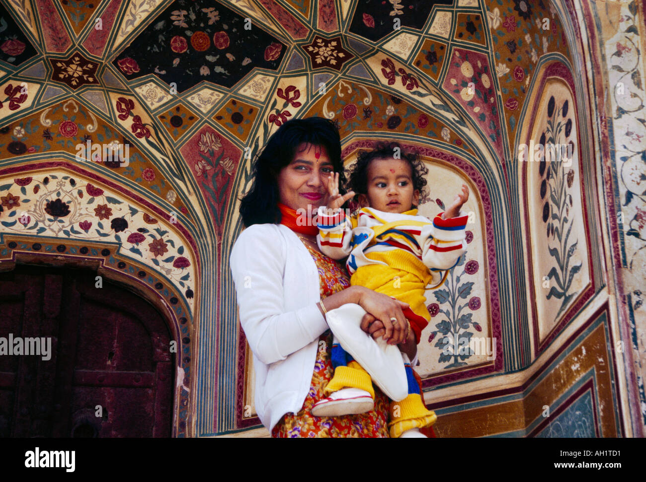 Jaipur Inde Amber Palace femme et jeune enfant ont tache rouge sur le front Banque D'Images