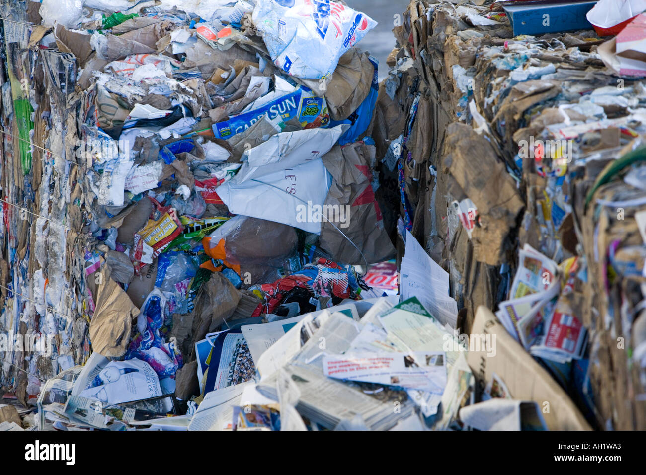Papier recyclé compactées et livré à l'installation de recyclage Banque D'Images