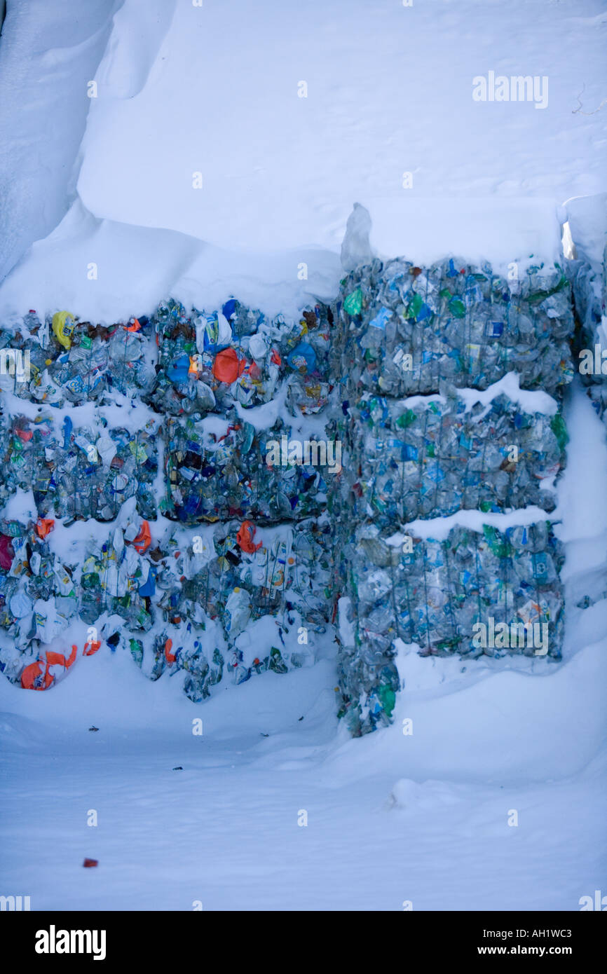 Recyclage des matières plastiques aplatie et couverte de neige concassée Banque D'Images