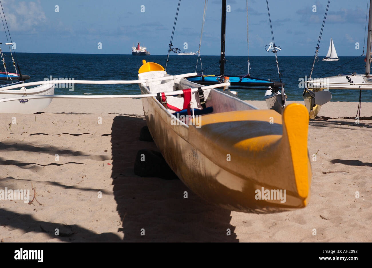 Voilier jaune sur Beach Ft Lauderdale Florida USA Banque D'Images