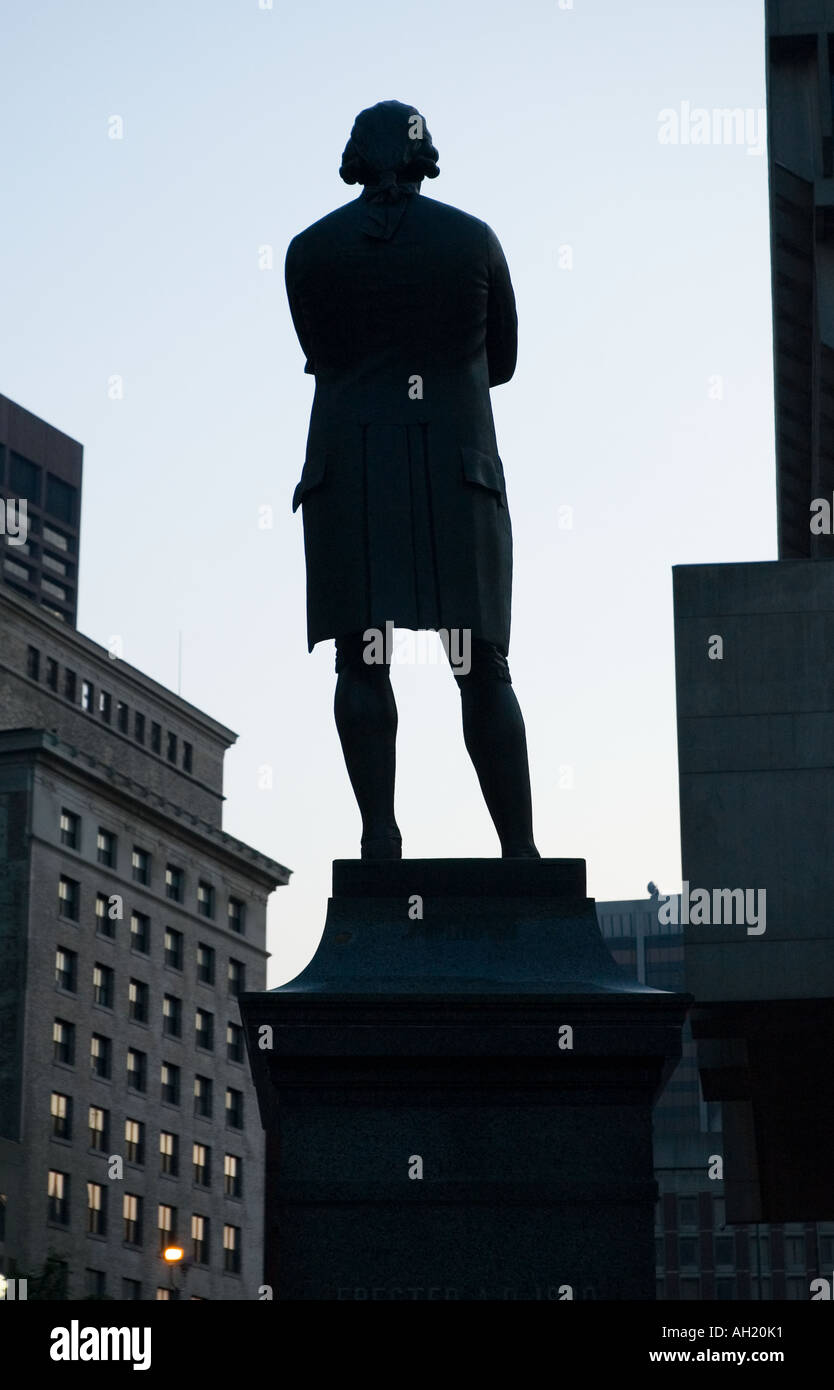 Statue de Samuel Adams en face de Fanueil Hall Boston Massachusetts Banque D'Images