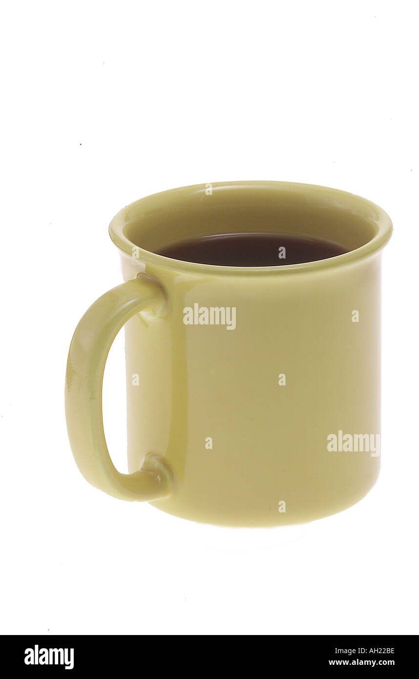 Une grande tasse de café jaune se découpant sur fond blanc Banque D'Images