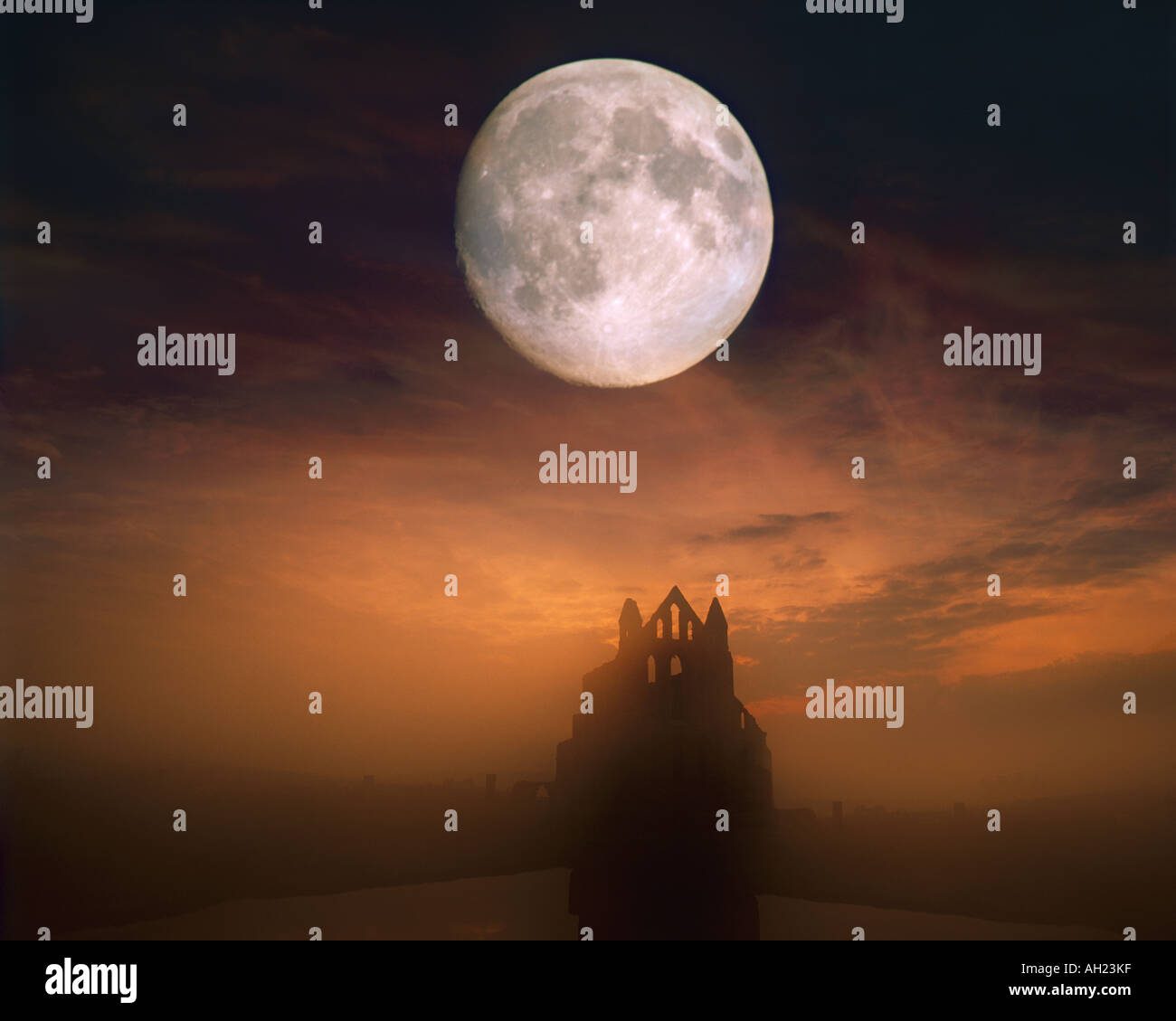 Go - NORTH YORKSHIRE : Lune sur l'abbaye de Whitby Banque D'Images