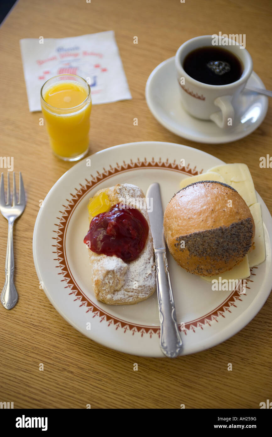 Petit-déjeuner à Olsens Boulangerie dans la ville danoise de Solvang Californie Banque D'Images
