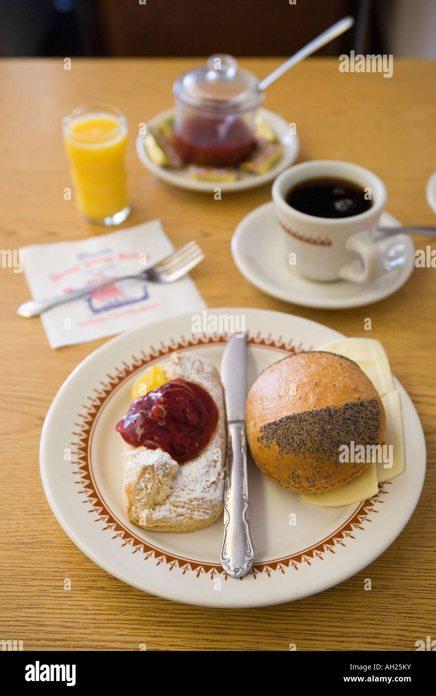 Petit-déjeuner à Olsens Boulangerie dans la ville danoise de Solvang Californie Banque D'Images