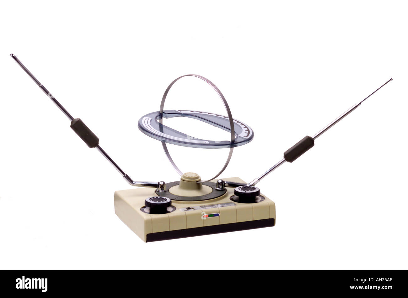 Antenne de télévision vintage se découpant sur fond blanc Banque D'Images