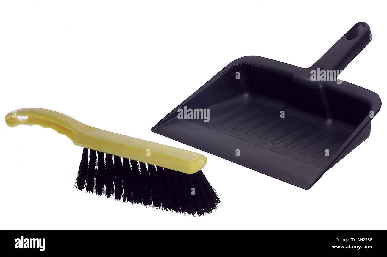 Pelle à poussière et la brosse se découpant sur fond blanc Banque D'Images