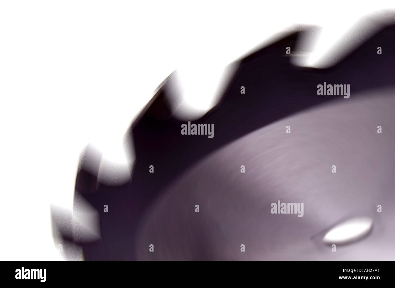 Close up flou de mouvement circulaire de la lame de scie radiale électrique détail se découpant sur fond blanc Banque D'Images