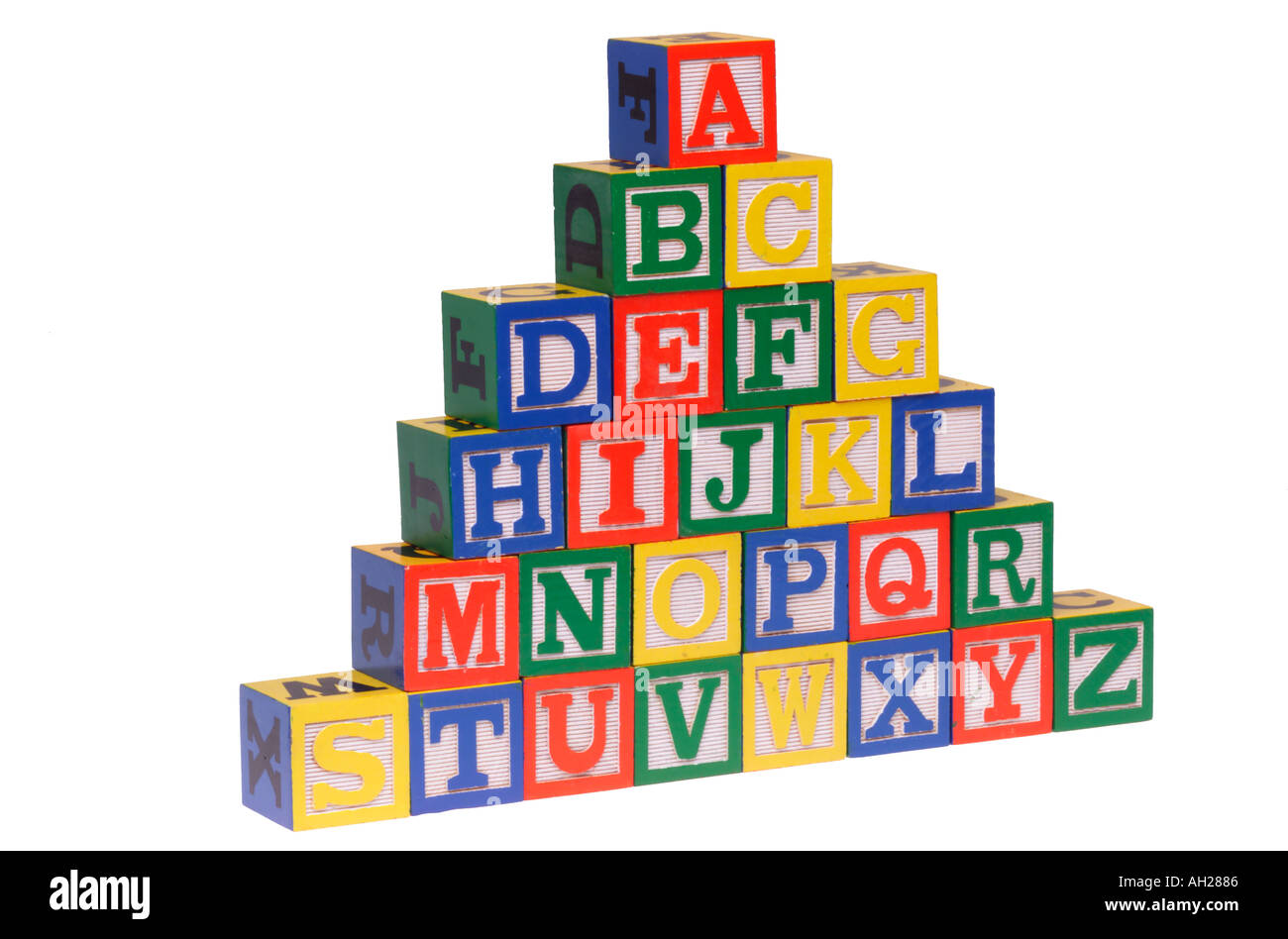 Blocs en bois alphabet dans l'ordre qui se découpent sur fond blanc Banque D'Images