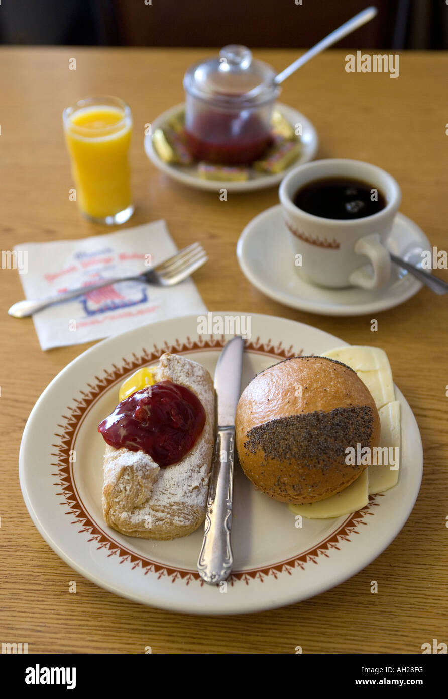 Petit-déjeuner à Olsens Boulangerie dans la ville danoise de Solvang Californie Banque D'Images