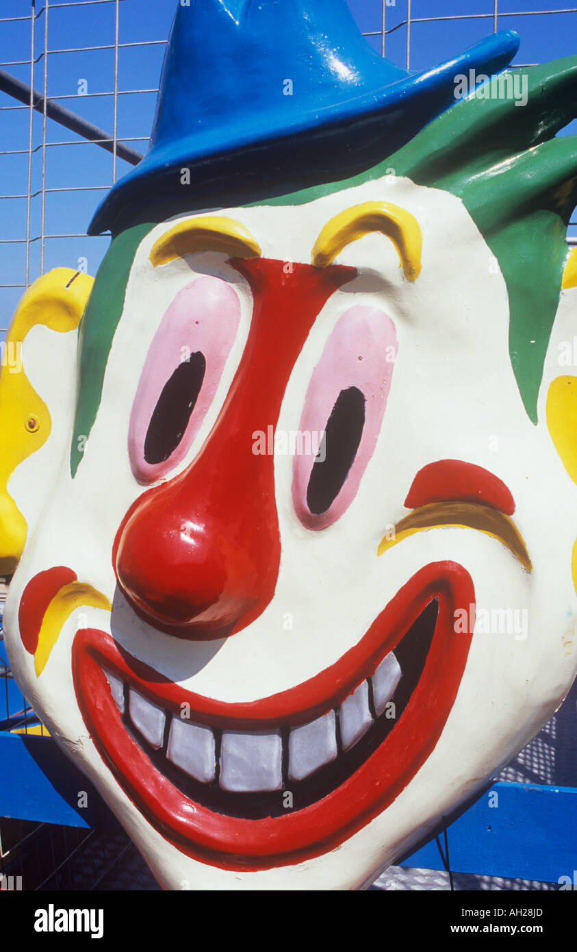 Détail de grand modèle de clowns le visage avec du maquillage blanc et  rouge des cheveux verts et bleus sur le fil suspendu Chapeau Trilby de mesh  fête foraine Photo Stock -