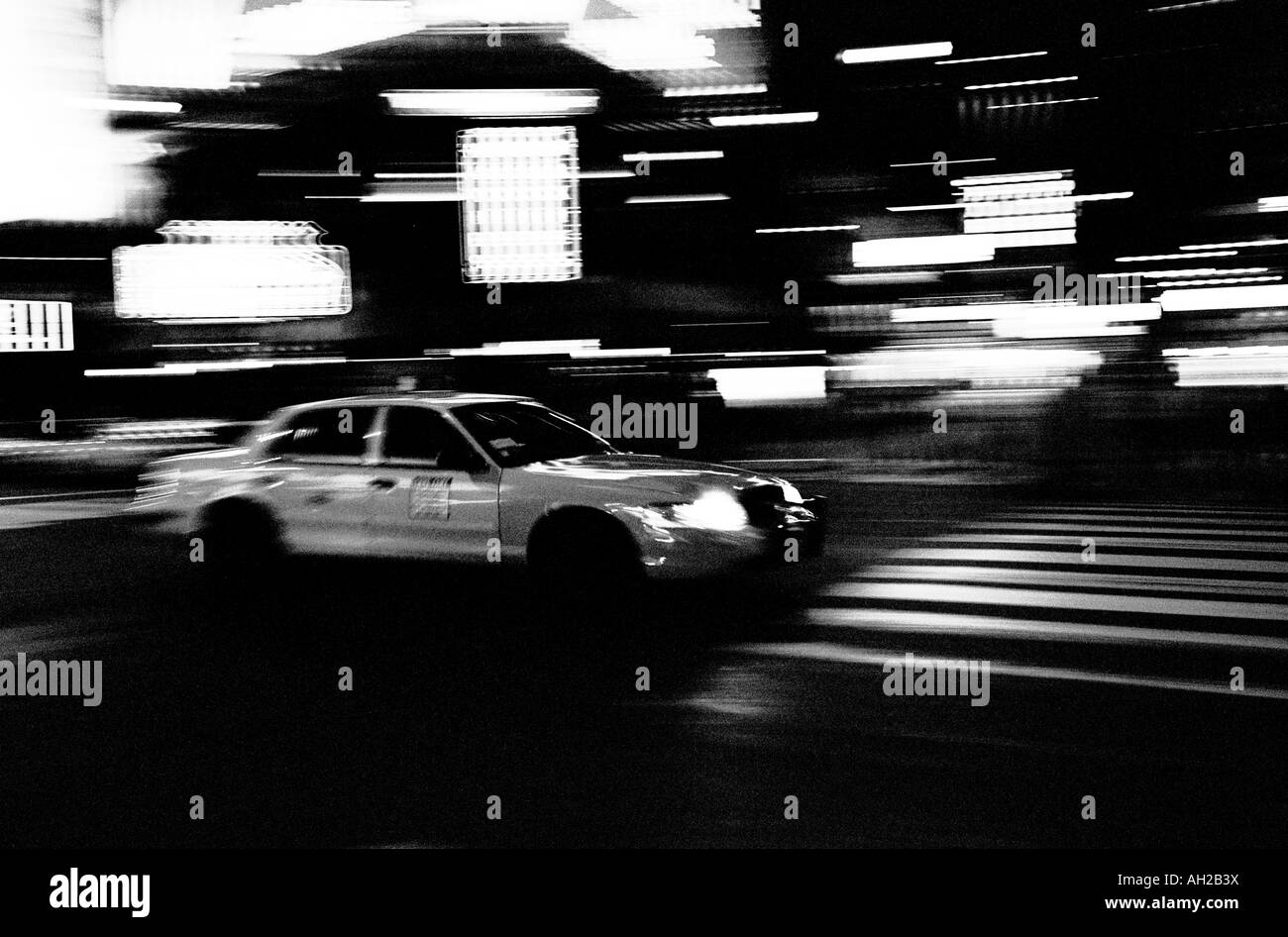 Image en noir et blanc d'un taxi à Manhattan avec le mouvement flou Banque D'Images