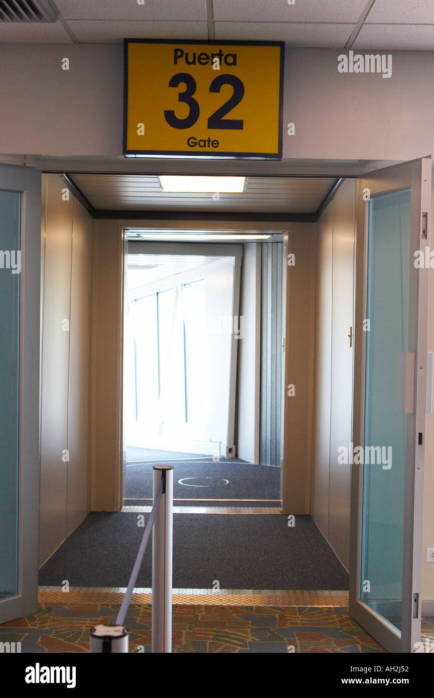 Entrée de tunnel d'embarquement d'un avion Photo Stock Alamy