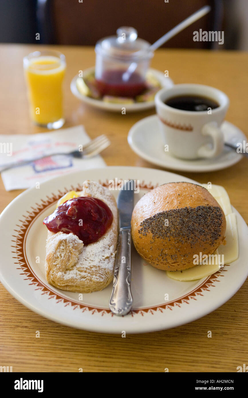 Petit-déjeuner à Village Olsens Boulangerie dans la ville danoise de Solvang Californie Banque D'Images