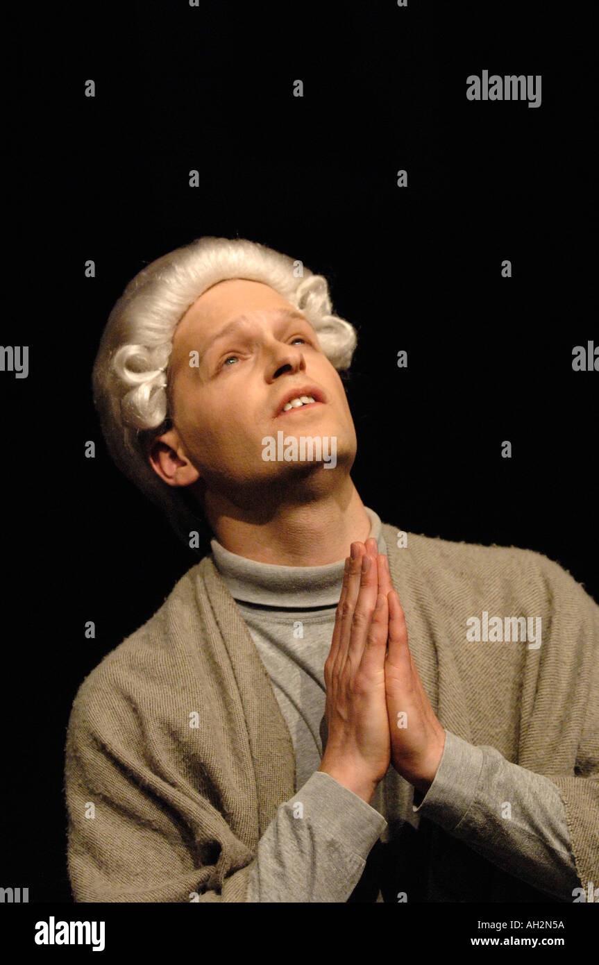L'acteur sur scène dans un spectacle amateur de la pièce Amadeus de Peter Schaffer Banque D'Images