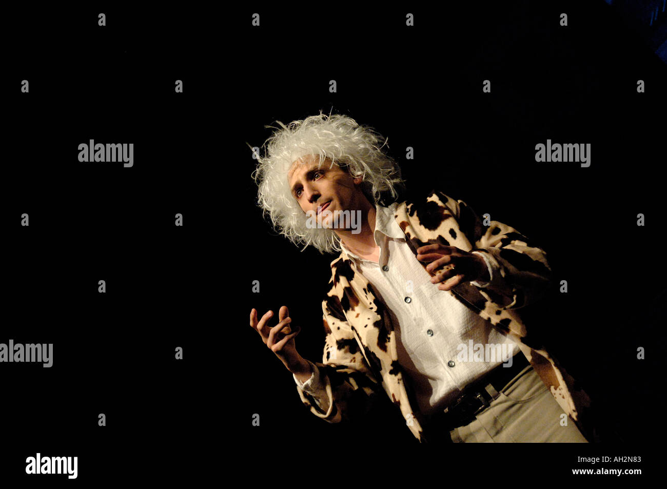 L'acteur sur scène dans un spectacle amateur de la pièce Amadeus de Peter Schaffer Banque D'Images