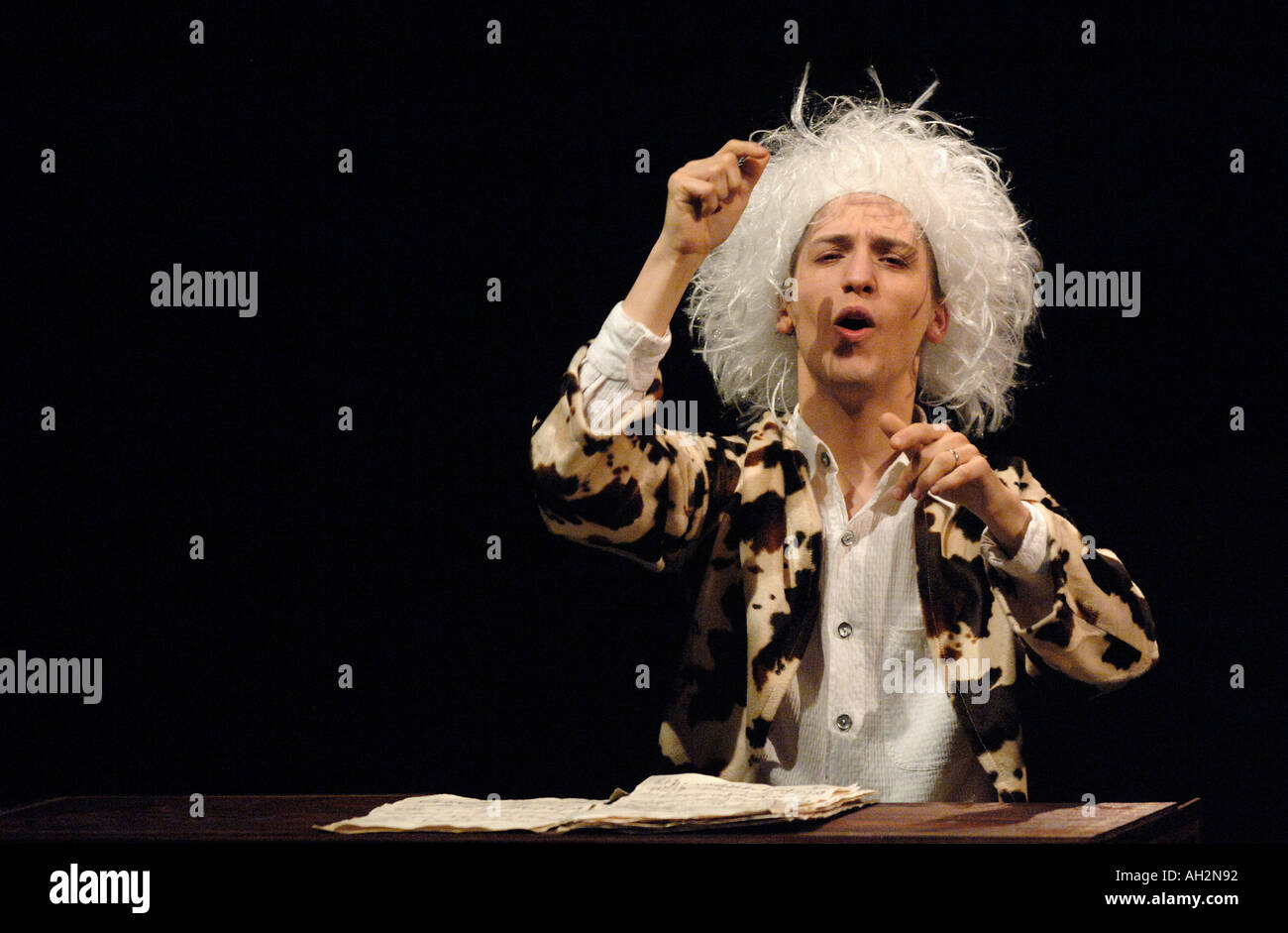 L'acteur sur scène dans un spectacle amateur de la pièce Amadeus de Peter Schaffer Banque D'Images