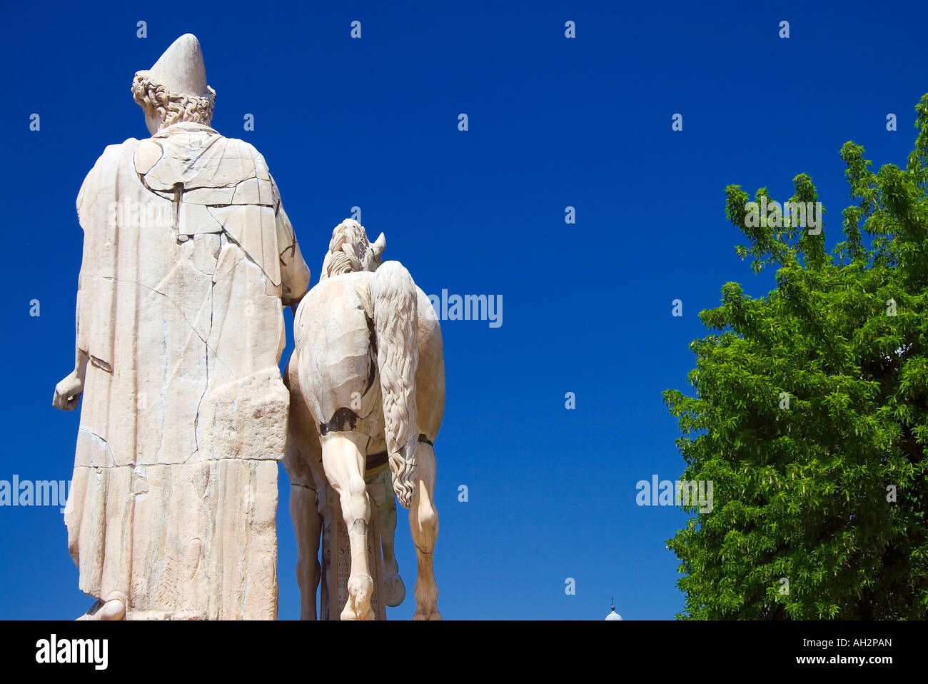 Rome Italie de derrière l'homme et son cheval Piazza del Campidoglio Banque D'Images