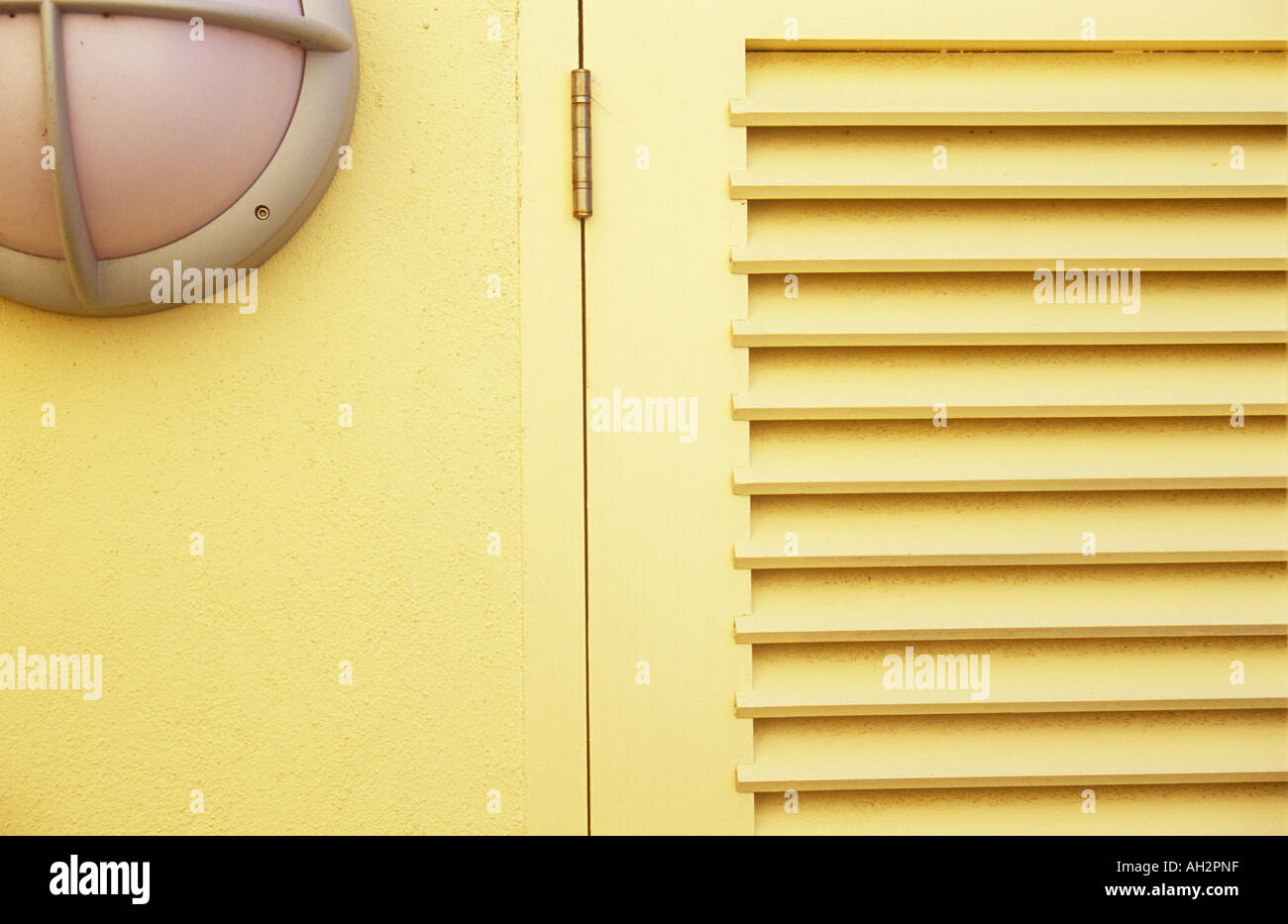 Détail architectural de la lumière réfléchie en bois peint de couleur crème et du Louvre et de la porte de lumière en plastique Banque D'Images