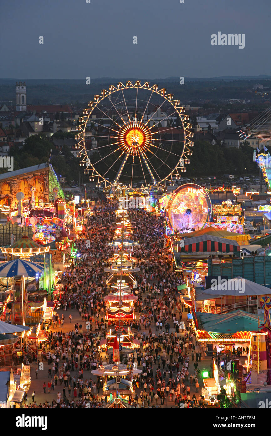 Festival Public Oktoberfest à Munich Bavaria Allemagne le soir Banque D'Images