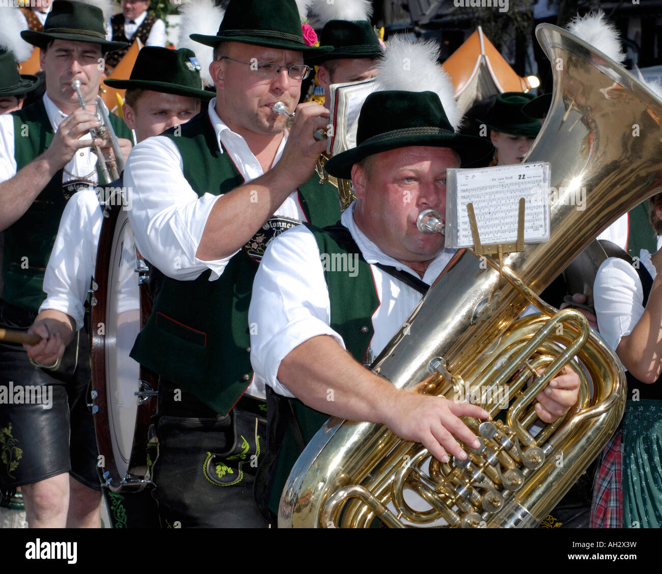 Fanfare bavaroise en Lederhosen, festival de la bière Oktoberfest de Munich Banque D'Images