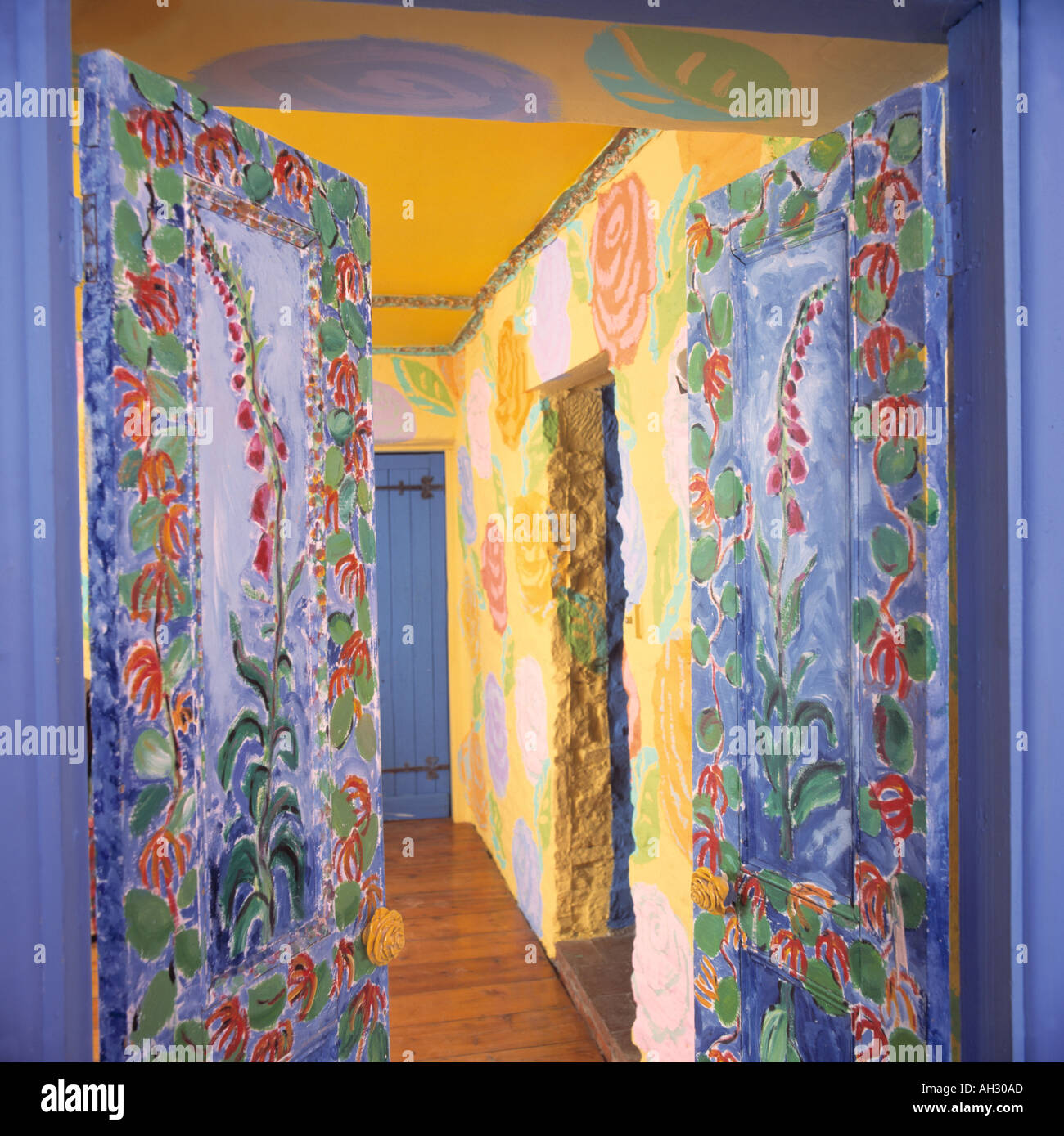 Bleu et jaune floral hall avec portes et murs peints par Mary Rose Young Banque D'Images