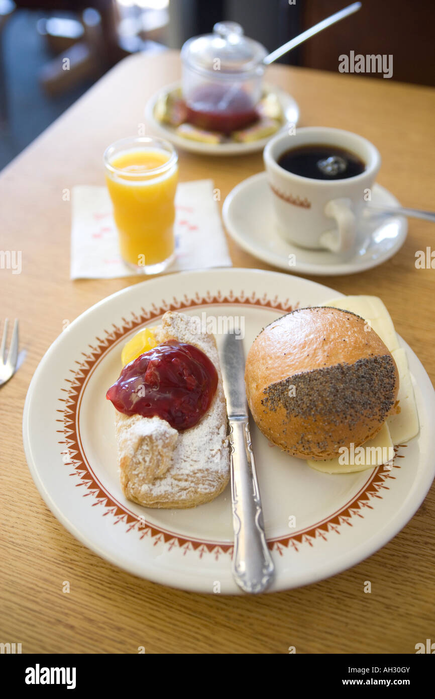 Petit-déjeuner à Olsens Boulangerie dans la ville danoise de Solvang Californie Banque D'Images