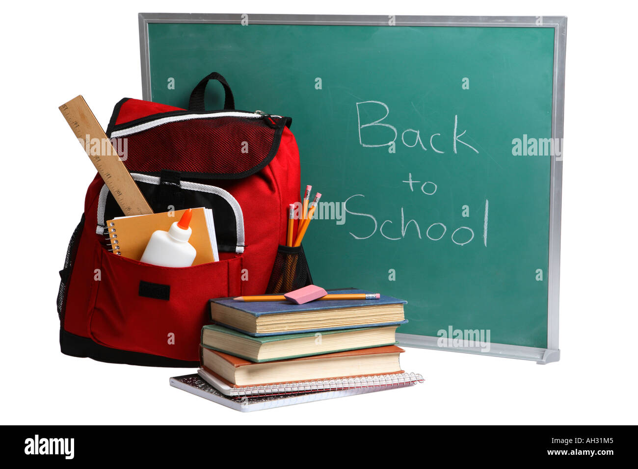 Articles Retour à l'école ; Tableau, sac à dos avec du matériel scolaire et des livres. Banque D'Images