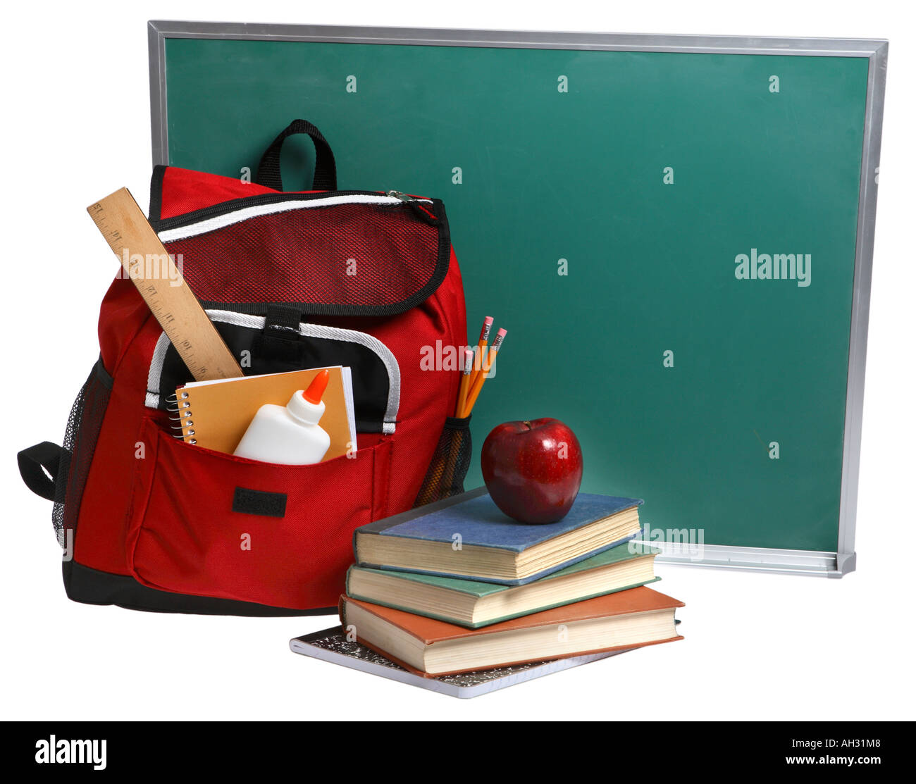 Articles Retour à l'école ; Tableau, sac à dos avec des fournitures scolaires, des livres et d'Apple. Banque D'Images
