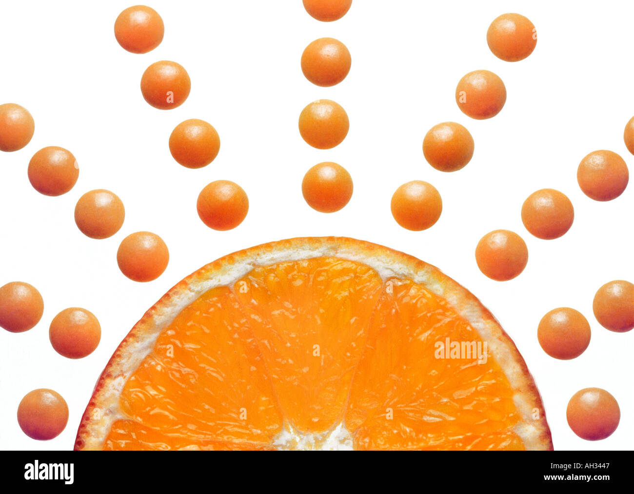 La vitamine C comprimés entourant une tranche d'orange. Banque D'Images