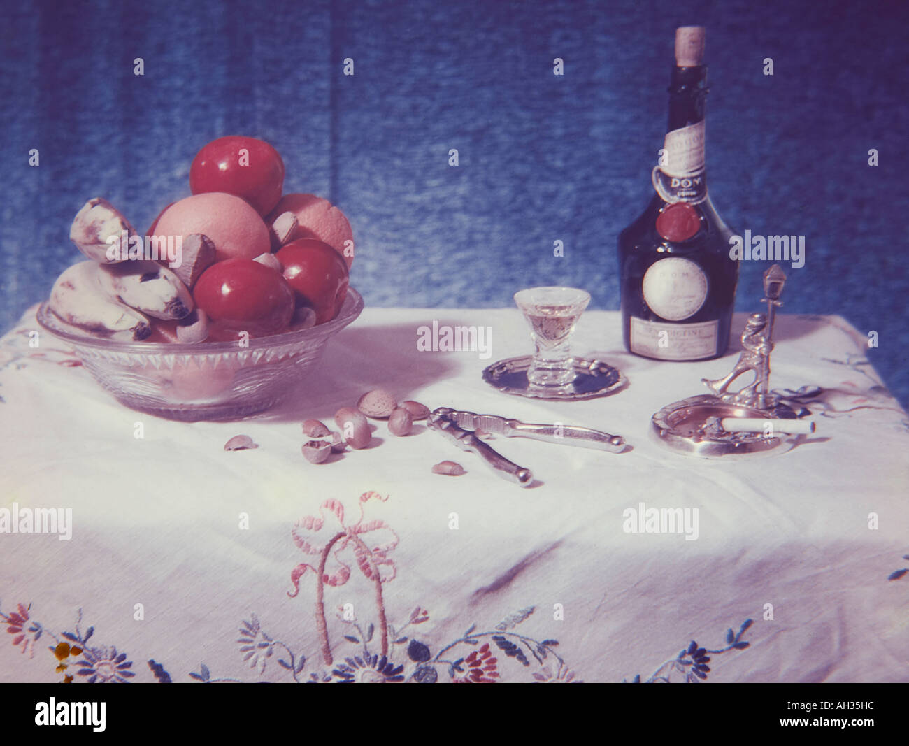 Photographie ANCIENNE DE SNAP SHOT TABLE AVEC BOL DE FRUITS ET NOIX BOUTEILLE DE SHERRY au party de Noël 1950 Banque D'Images