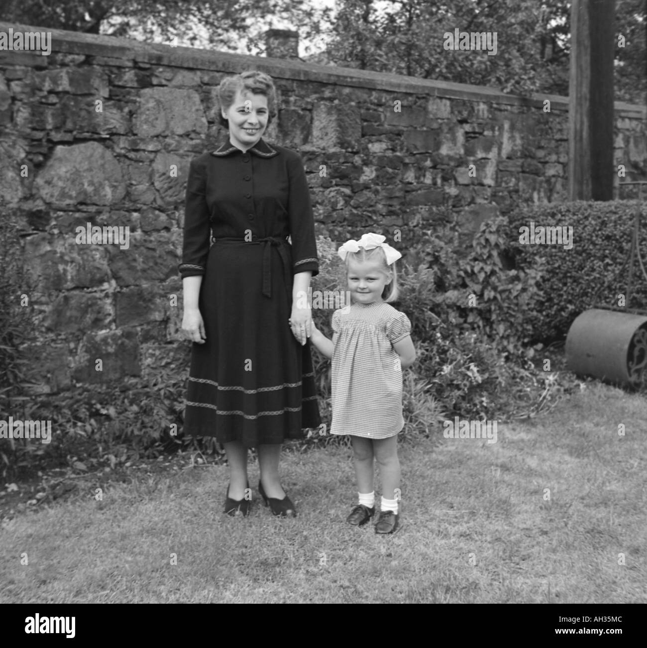 OLD VINTAGE PHOTO DE FAMILLE SNAP SHOT (PORTRAIT DE MÈRE TENANT LA MAIN DE JEUNE FILLE Banque D'Images