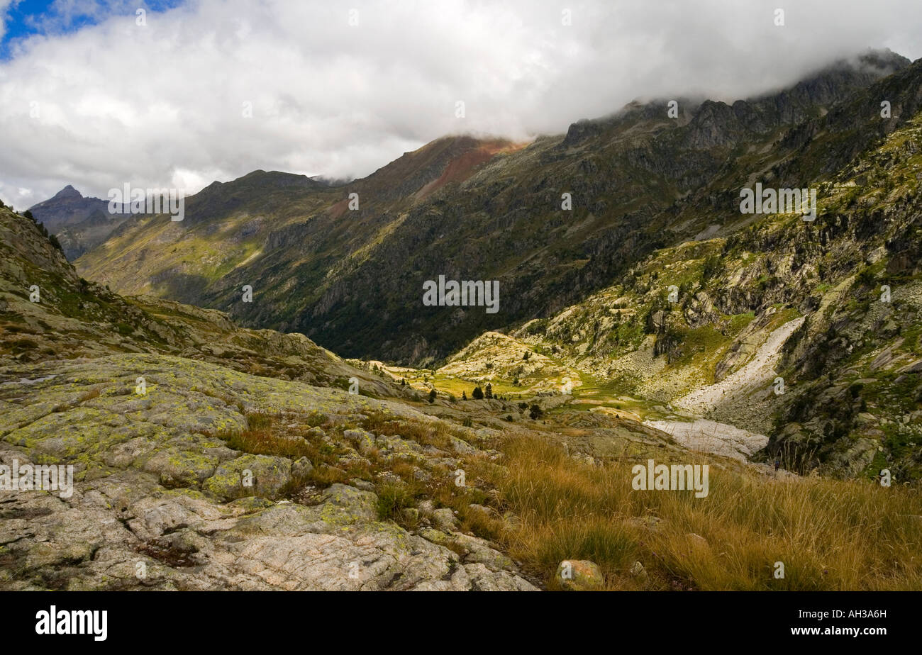 Vue des montagnes, près du Lac d'Artouste dans le Parc National des Pyrénées au sud ouest de la France l'Europe Banque D'Images