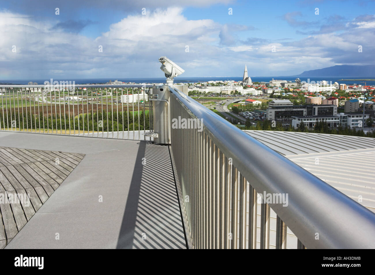 Vue sur la ville à partir de la plate-forme d'observation à l'extérieur de la coupole de verre perle Perlan Reykjavik Islande capitale eu Europe Banque D'Images