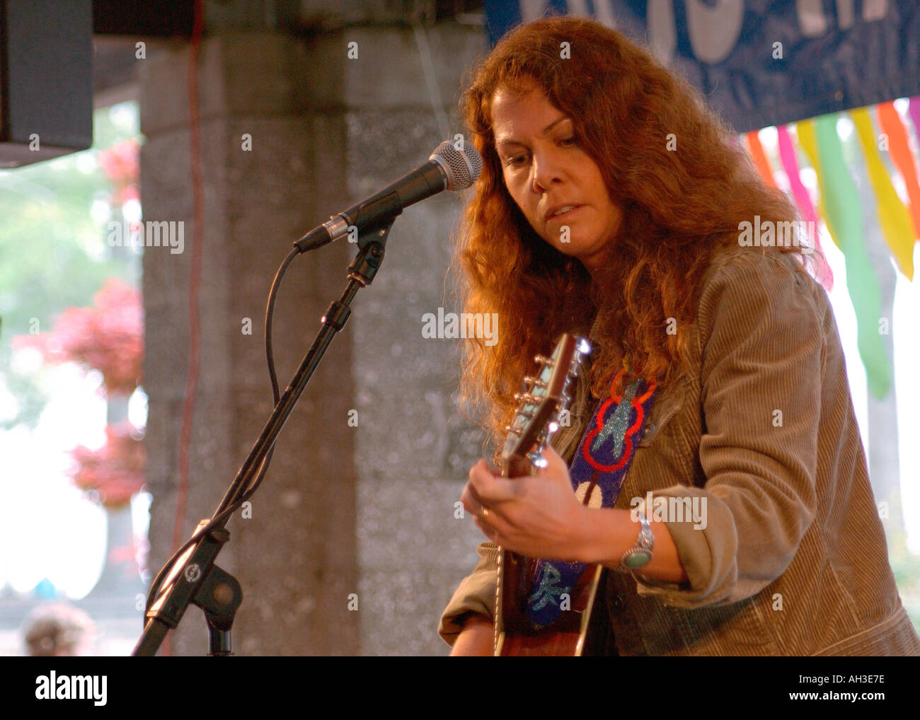 Sensuelle Chanteuse et guitariste Rebecca Folson festival en plein air à l'usage éditorial USA Banque D'Images