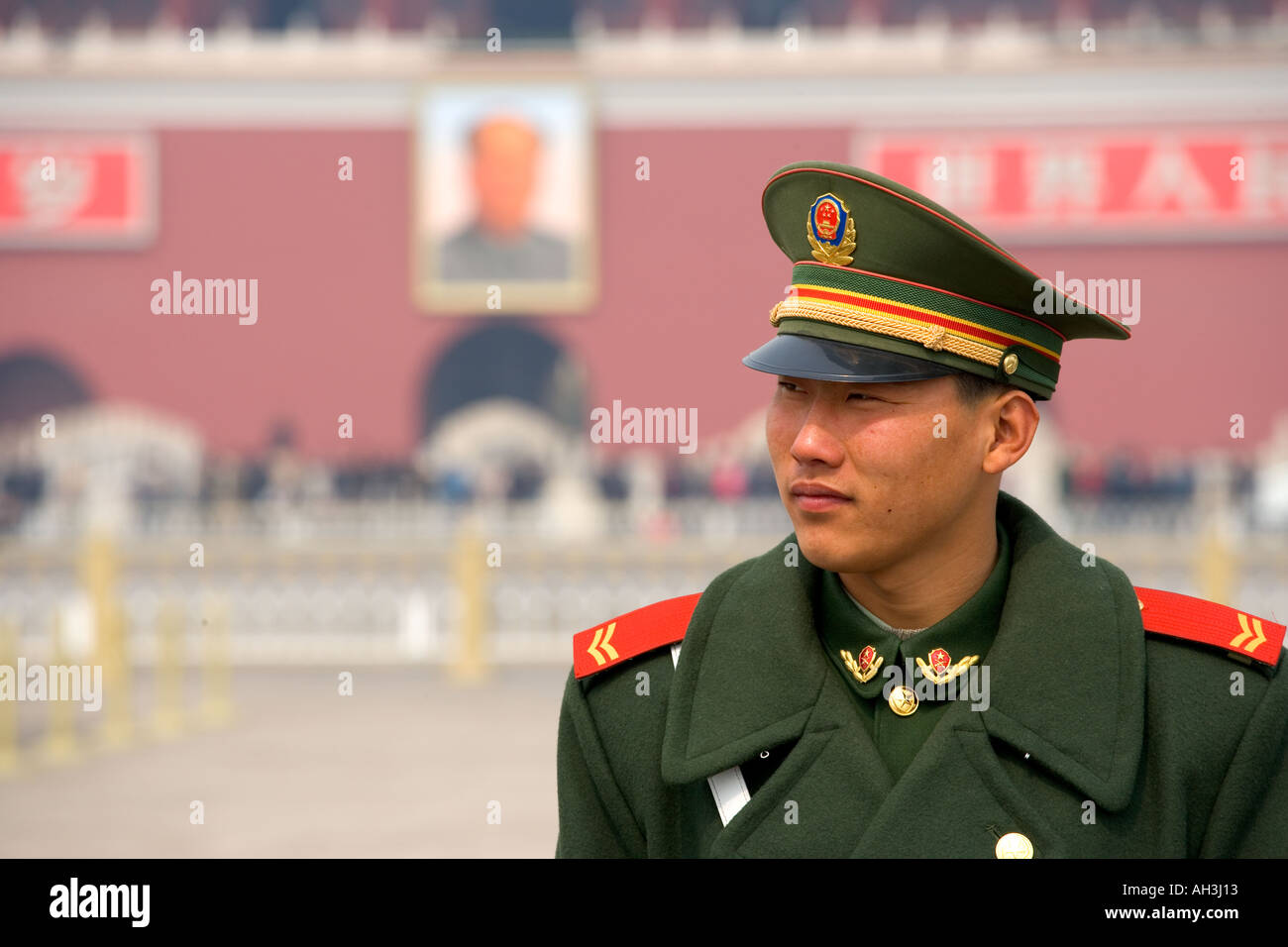 En dehors de la porte Tiananmen soldat Beijing Chine avec portrait de Mao à l'arrière-plan Banque D'Images
