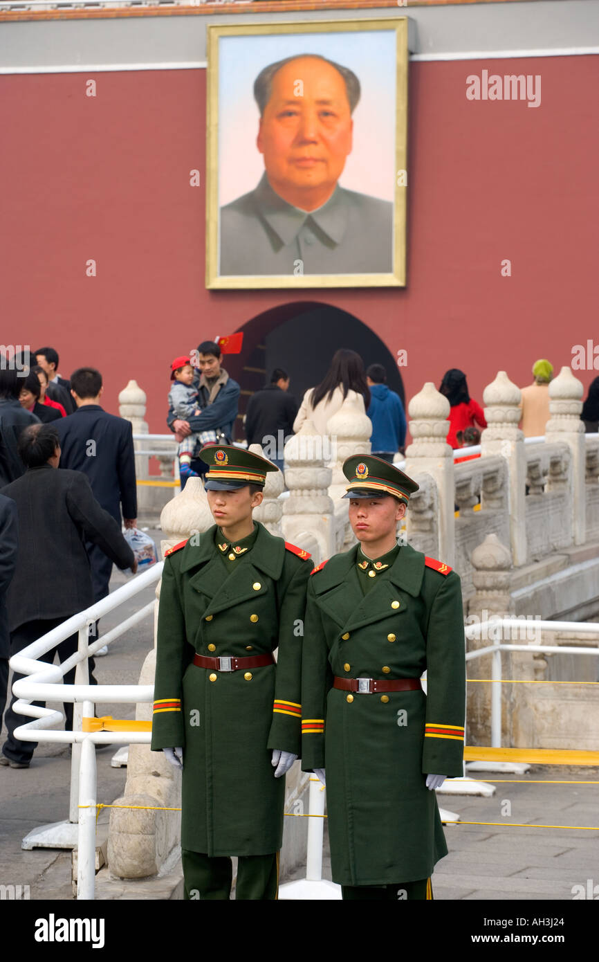 En dehors des soldats porte Tiananmen Beijing Chine avec portrait de Mao à l'arrière-plan Banque D'Images